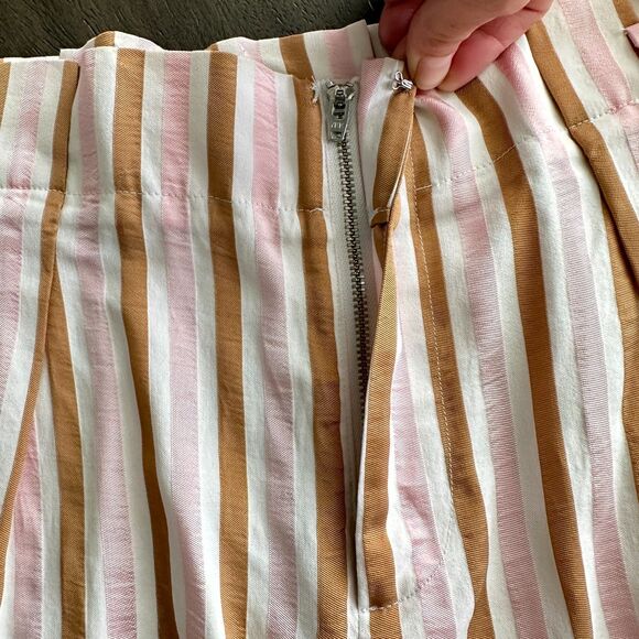 FRAME High-Waisted Pleated Shorts – Striped, Size 8 - Picture 6 of 7